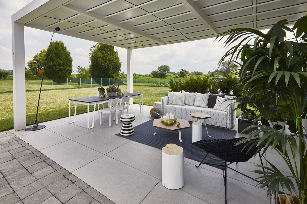 Spazio outdoor con zona pranzo e living esterno in continuità tra casa e giardino