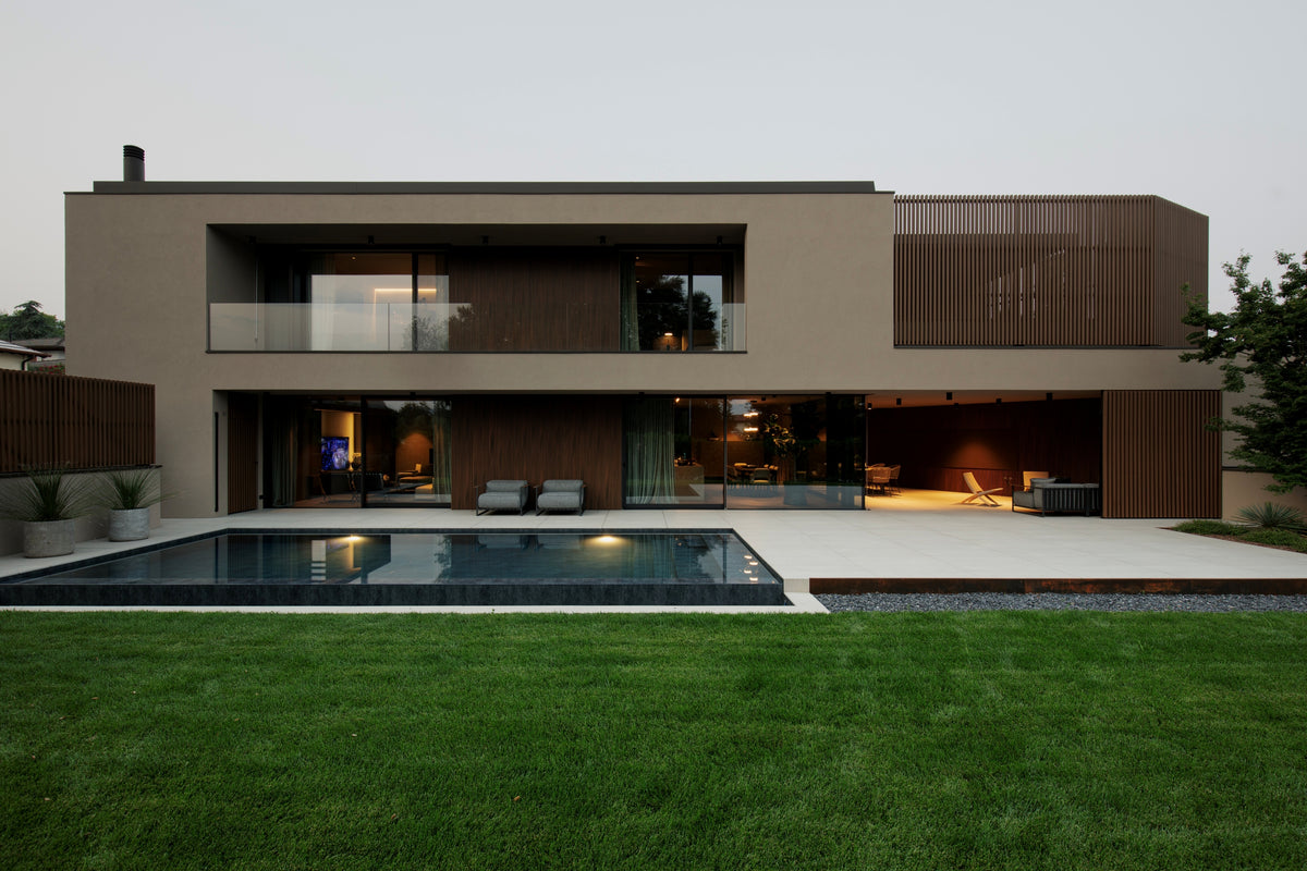 Vista completa della villa con piscina, giardino e portico, in progetto residenziale contemporaneo0
