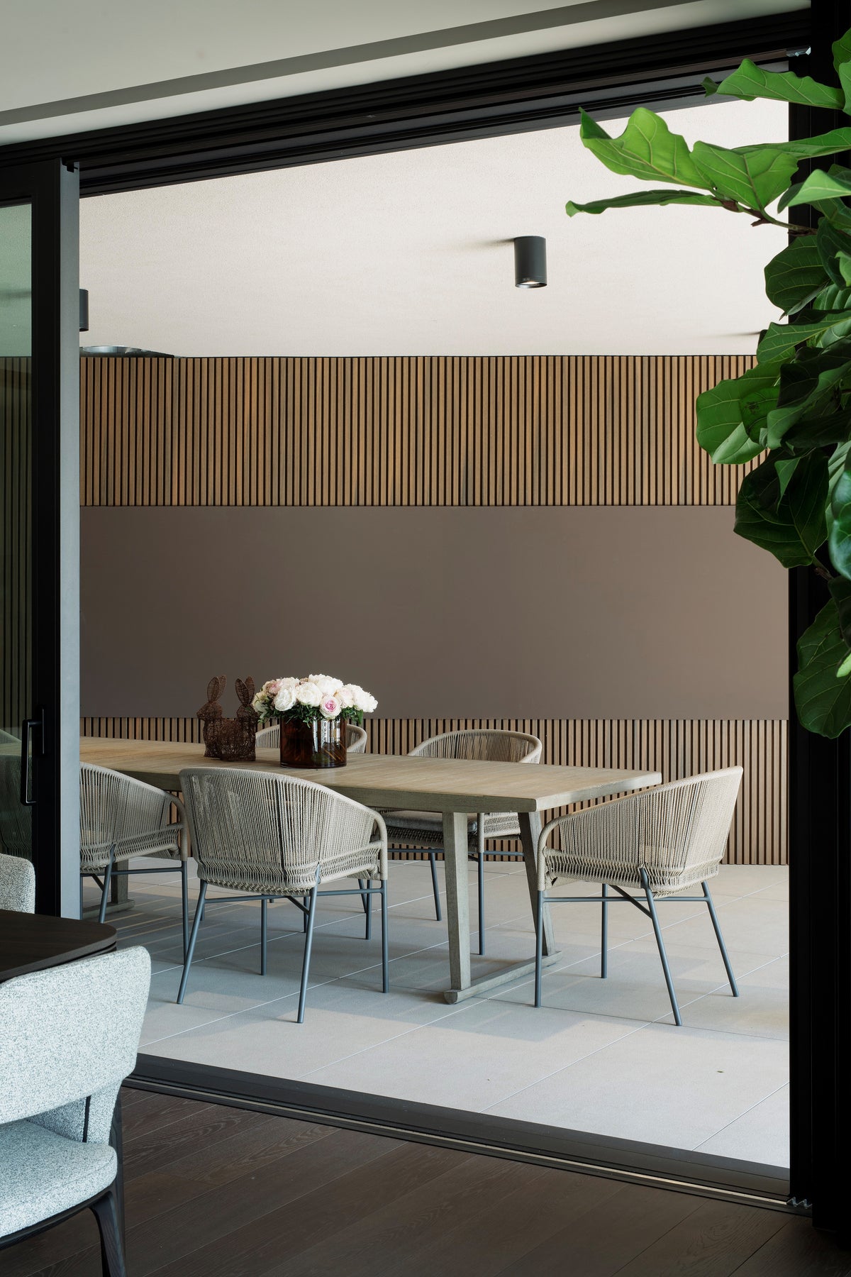 Continuità tra cucina e patio esterno grazie alle grandi vetrate scorrevoli