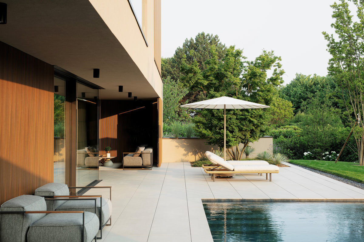 Villa contemporanea con piscina a sfioro e area relax esterna in progetto residenziale su misura