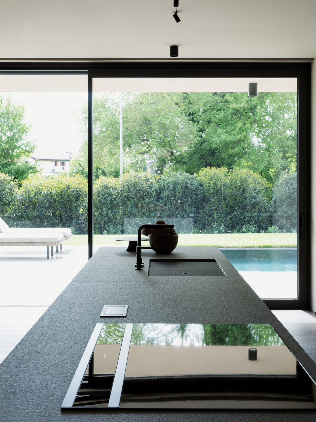 Cucina su misura con isola e vista sul giardino