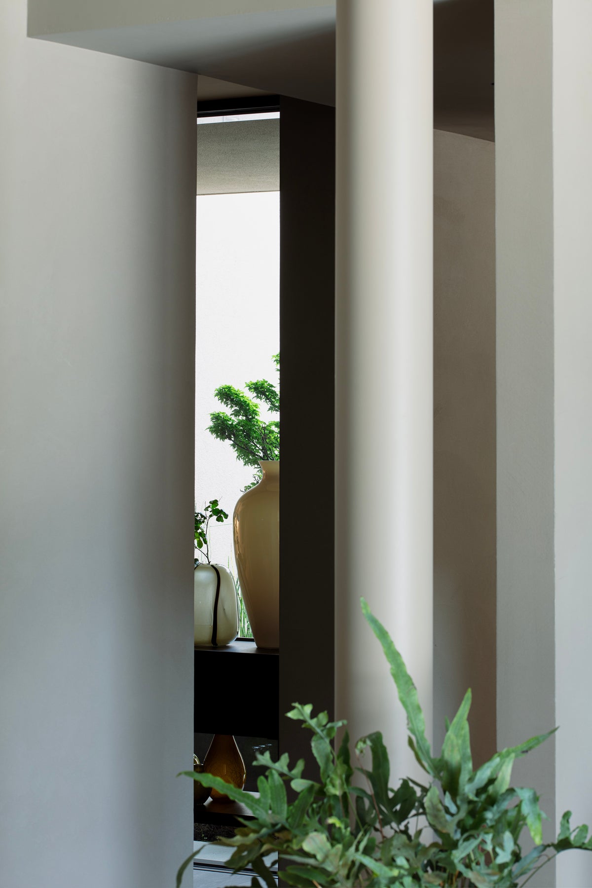 Scorcio architettonico tra pilastri e patio interno con dettagli decorativi