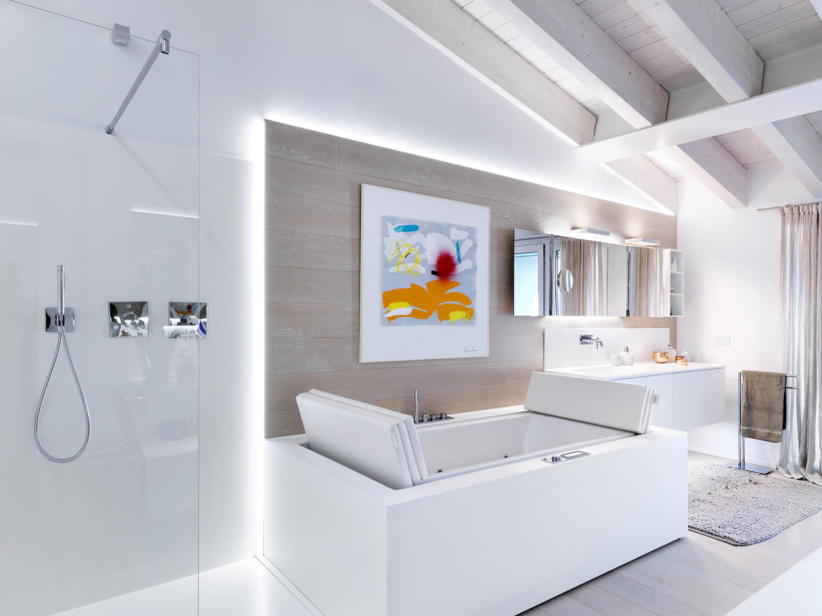 Bagno contemporaneo con vasca Jacuzzi freestanding, doccia walk-in e luce integrata, in ambiente moderno e luminoso con travi a vista