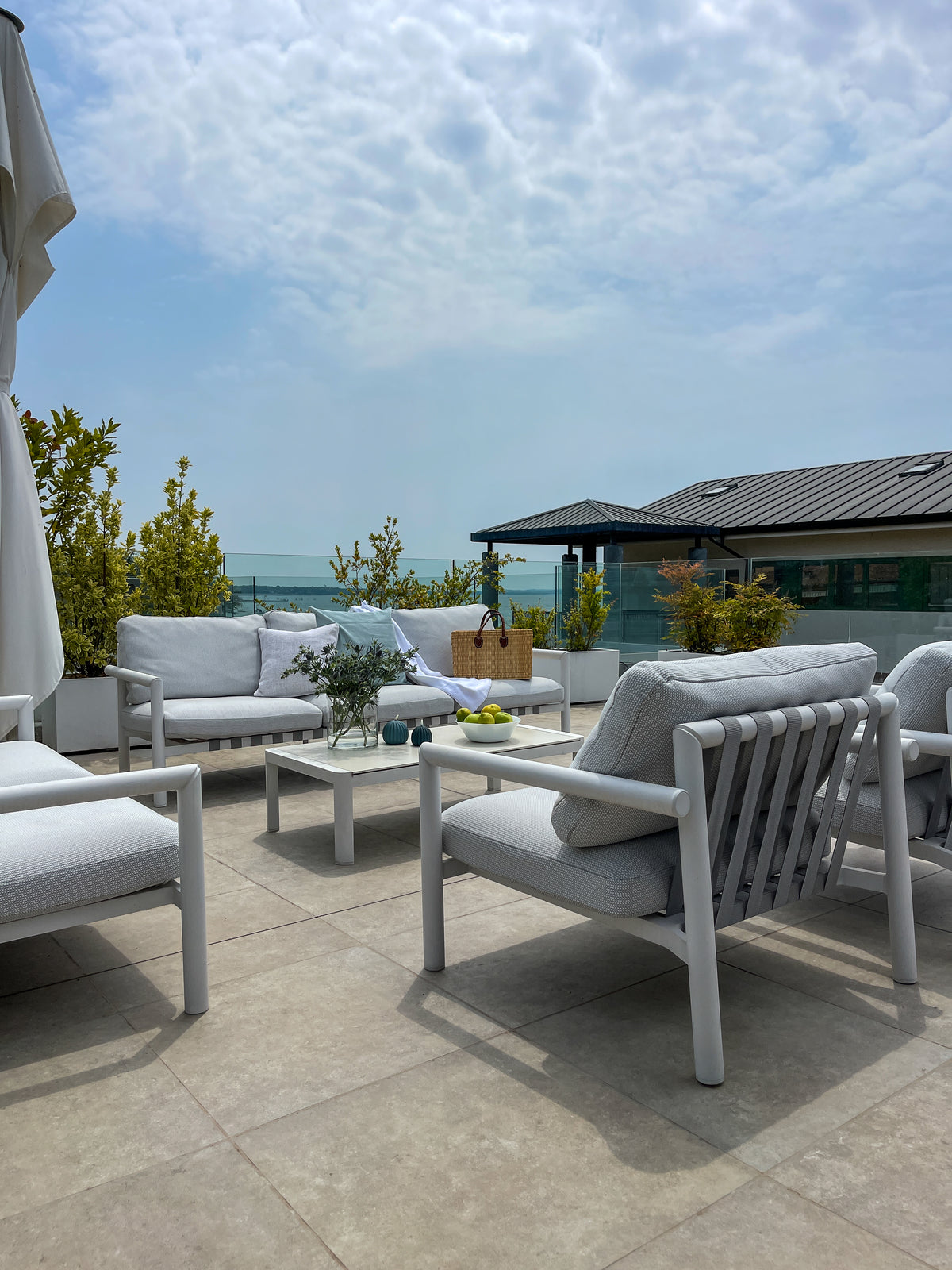 Terrazza panoramica sul Lago di Garda con salotto outdoor e arredi dai toni chiari