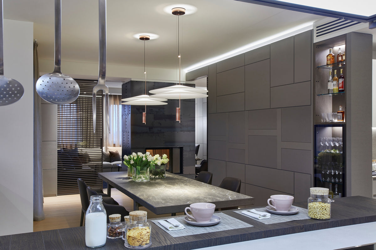 Zona giorno open space con cucina, dining e living in continuità visiva, arredi integrati e spazi progettati su misura