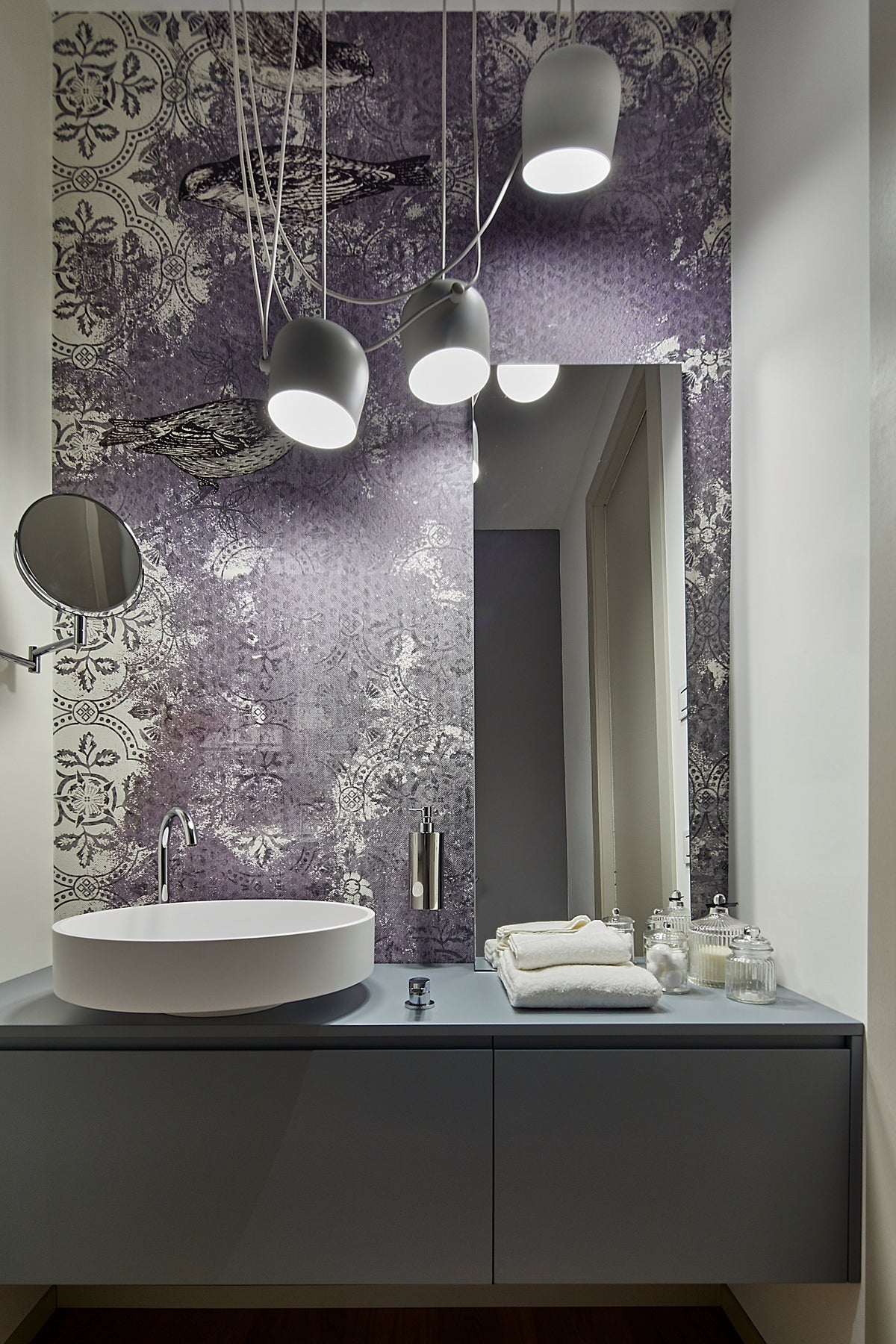 Bagno moderno di design con mobile sospeso, lavabo da appoggio e carta da parati decorativa
