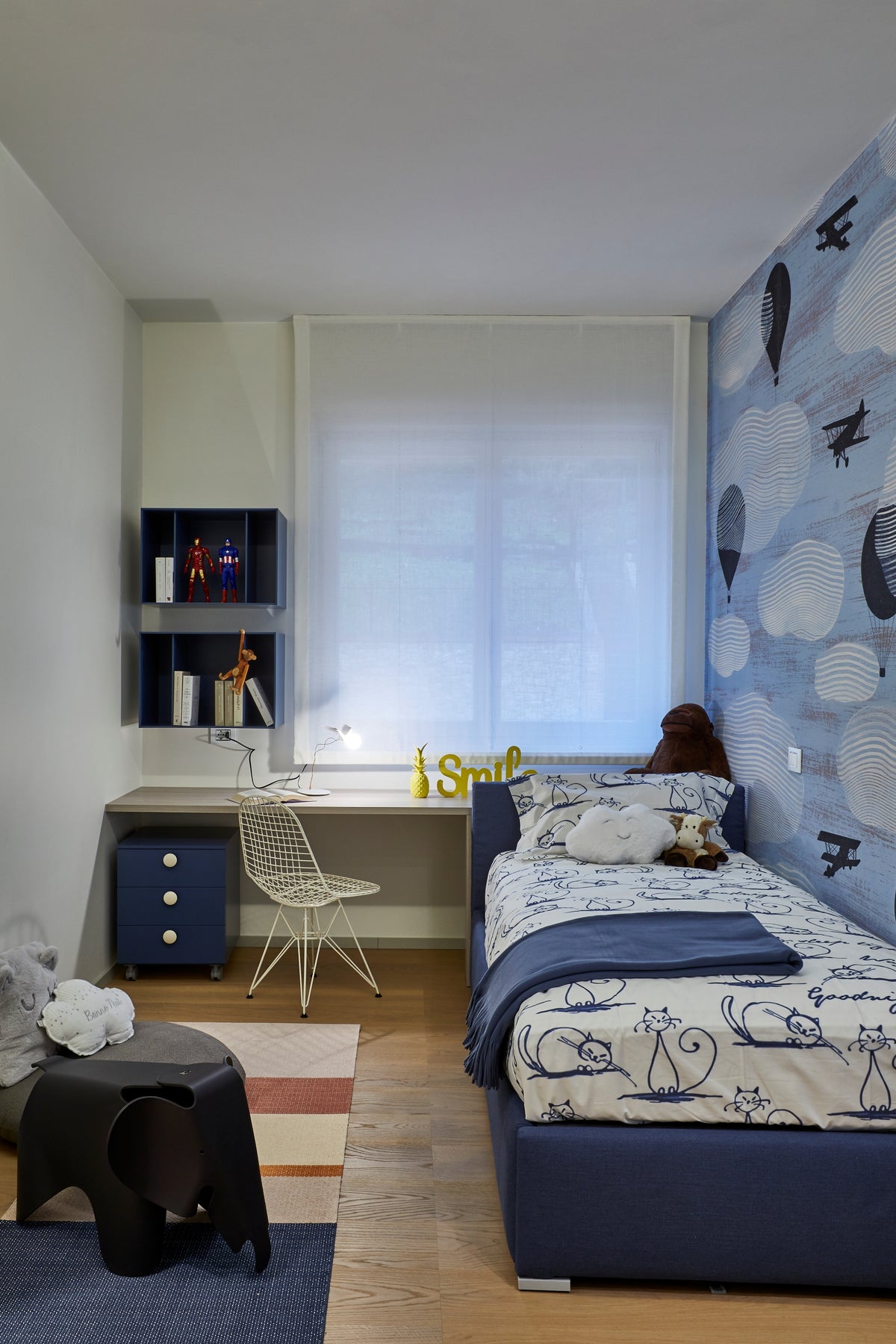 Cameretta su misura con scrivania integrata e letto singolo imbottito dal design contemporaneo