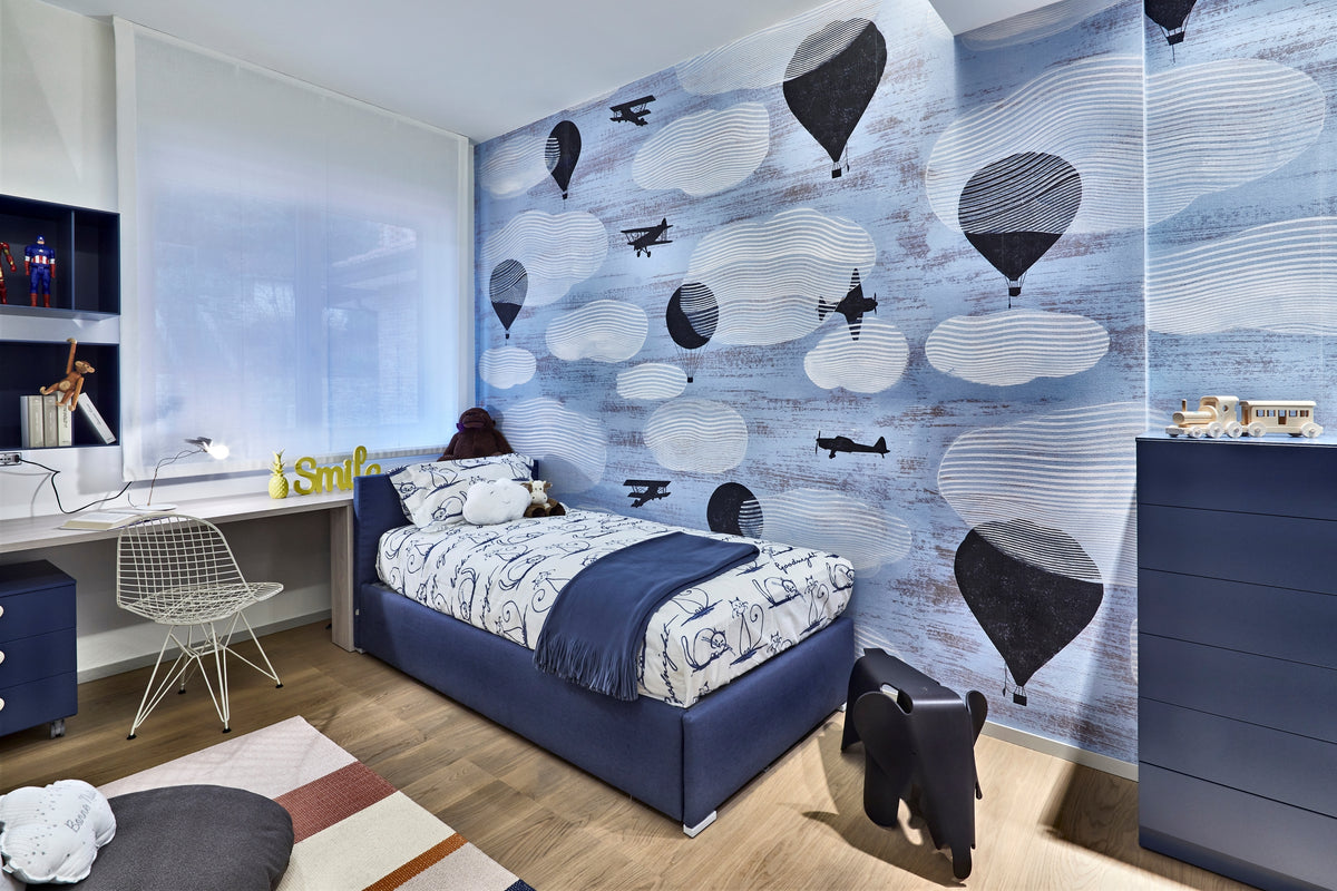 Cameretta moderna con carta da parati decorativa, palette blu e arredi su misura