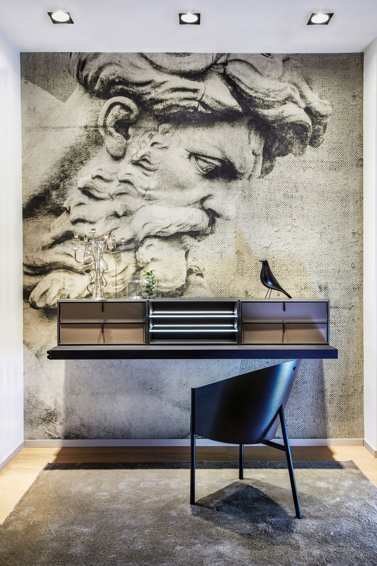 Postazione studio su misura con scrittoio sospeso e parete decorativa artistica