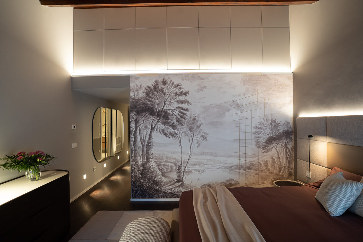 Camera da letto padronale con letto imbottito, parete decorativa e illuminazione integrata