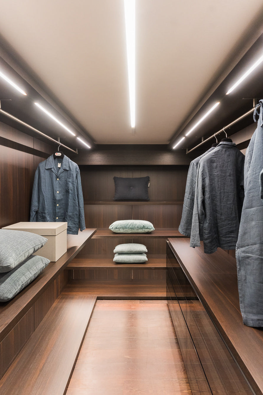 Cabina armadio con armadiature in legno e illuminazione integrata e soffitto in legno