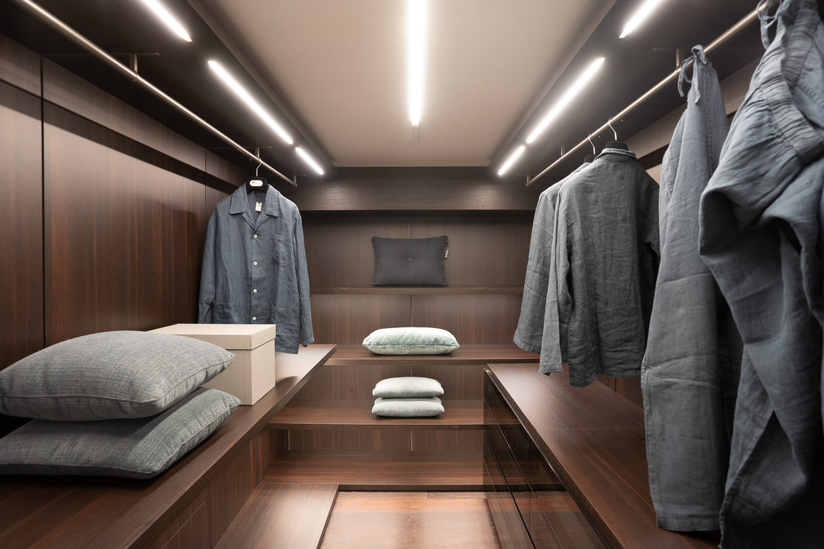Cabina armadio realizzata su misura con struttura in legno e illuminazione integrata