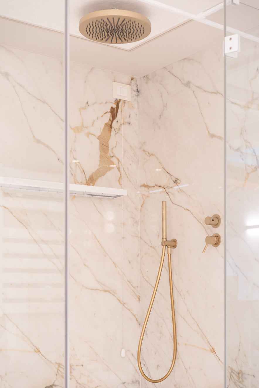 Progetto bagno su misura con doccia walk-in e finiture in marmo