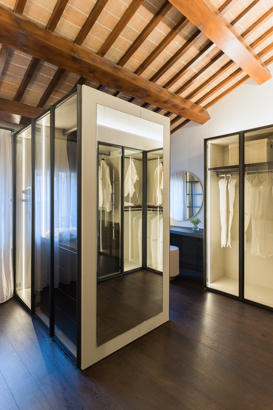 Cabina armadio grande con armadiature su misura e struttura vetrata