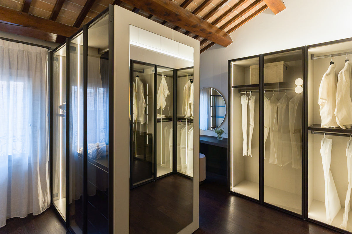 Cabina armadio con struttura metallica e vetro in progetto di interior design su misura