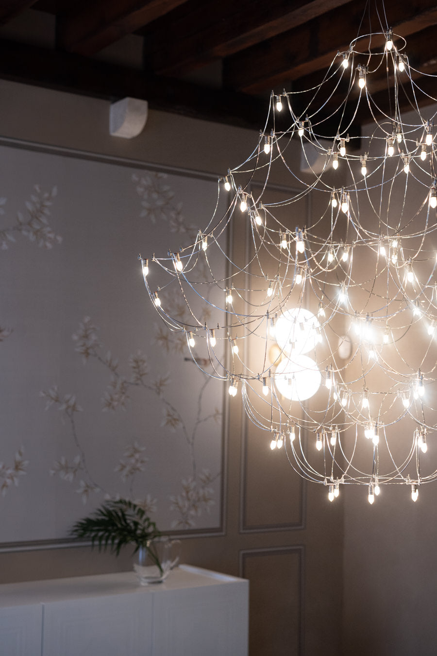 Dettaglio del lampadario chandelier scenografico Baxter in casa dallo stile classico