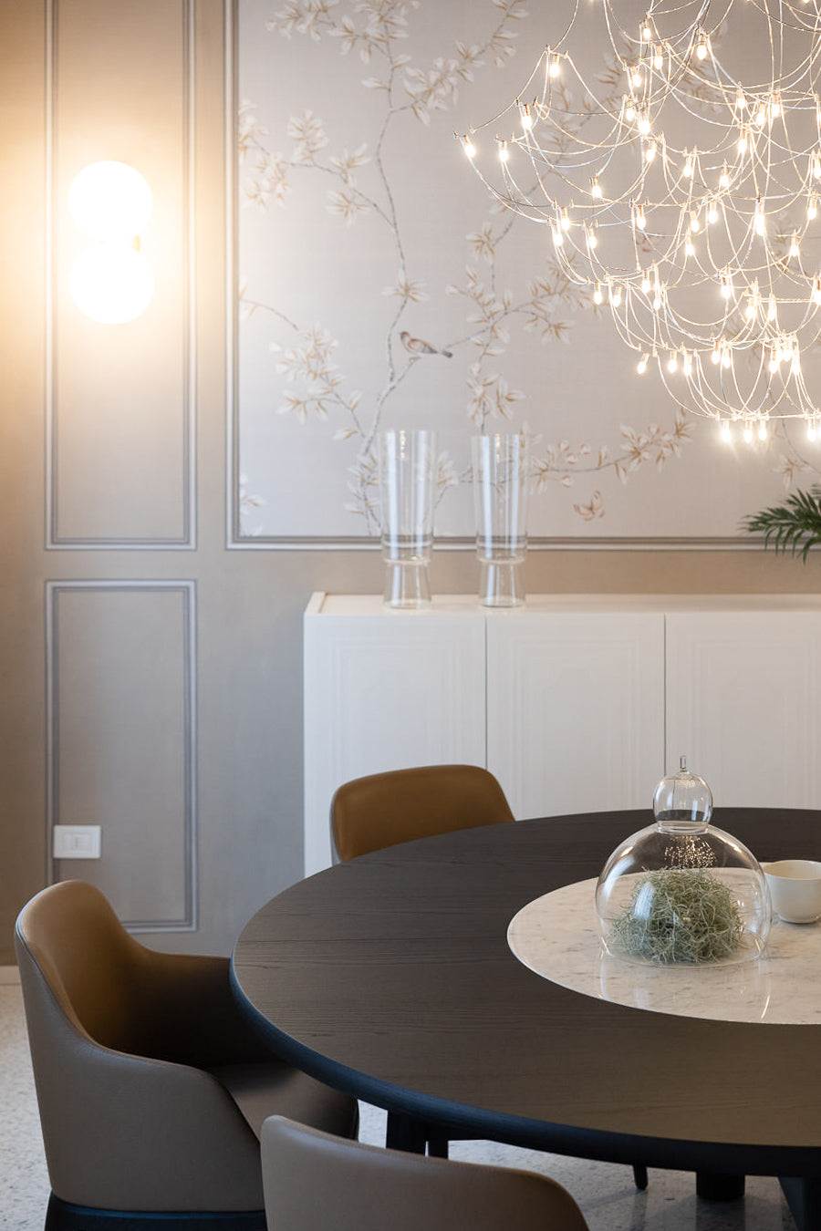 Sala da pranzo con parete decorativa, arredi raffinati e atmosfera raccolta