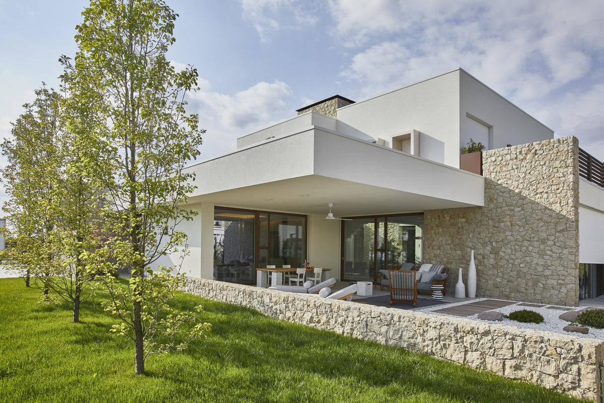 Villa contemporanea con portico, rivestimento in pietra e giardino nella pianura veronese
