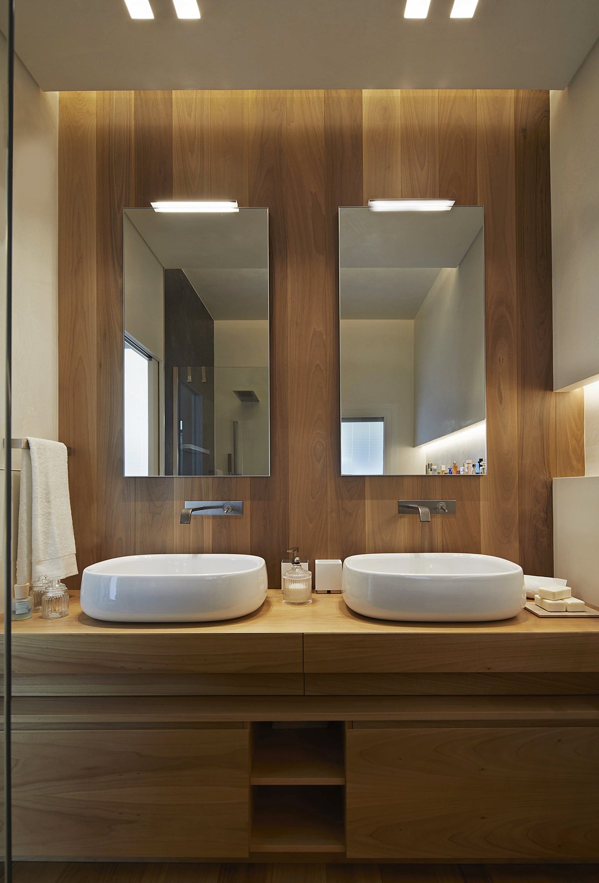 Bagno con doppio lavabo, mobile in legno e specchi verticali, arredamento bagno su misura