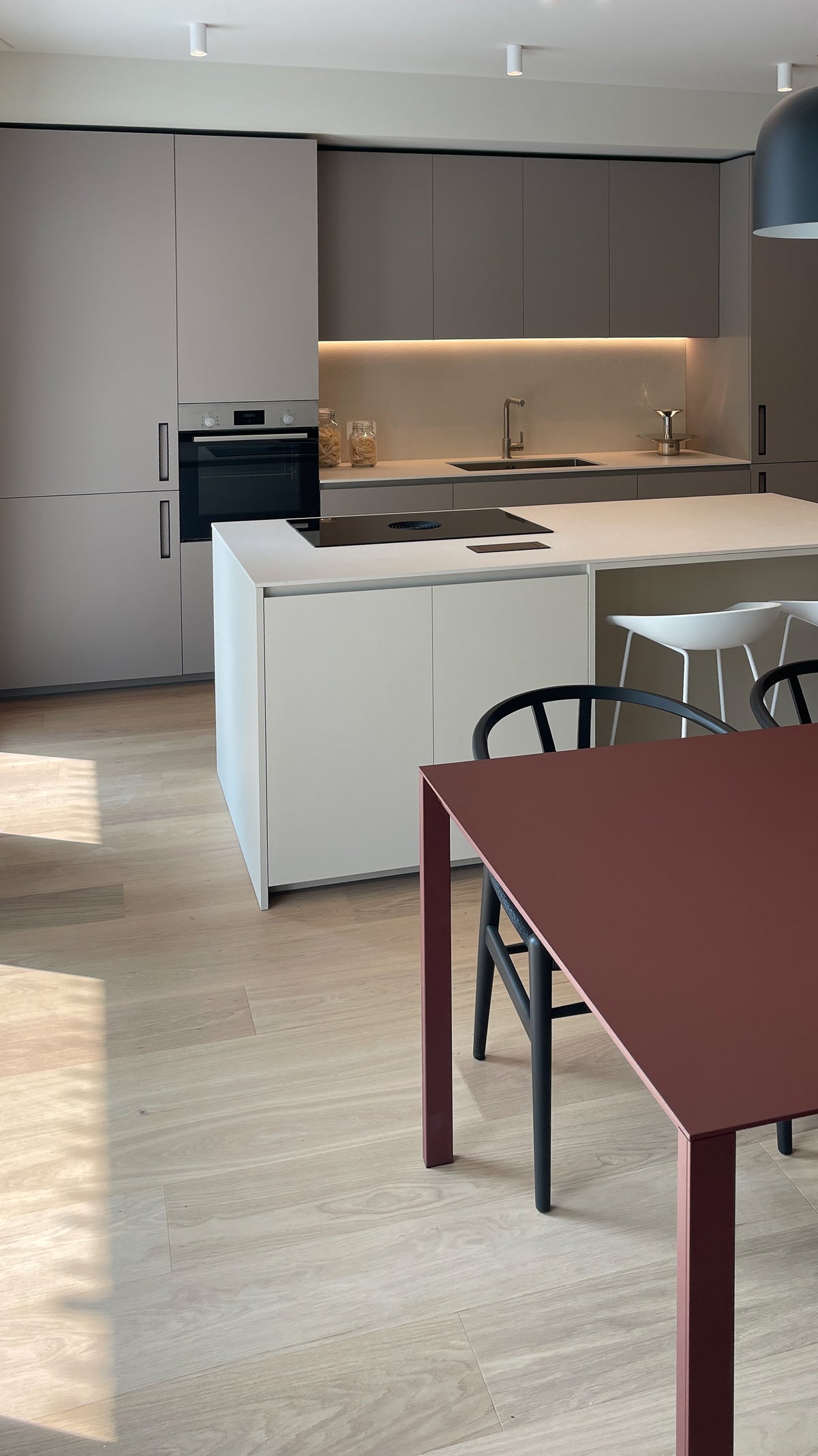 Cucina su misura con isola in open space di nuova costruzione in provincia di Vicenza