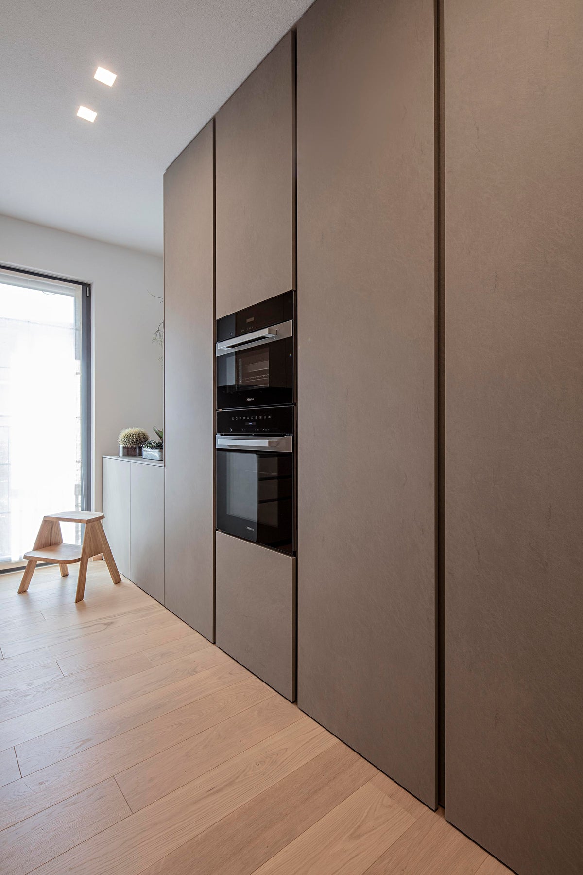 Colonne cucina attrezzate con elettrodomestici a incasso e composizione minimale