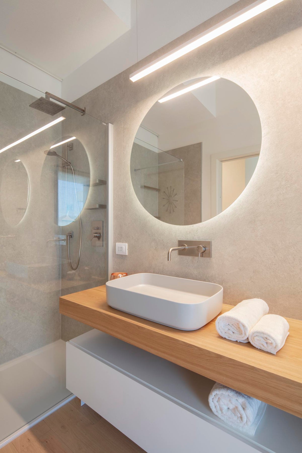 Bagno contemporaneo con doccia walk-in, mobile lavabo e specchio retroilluminato