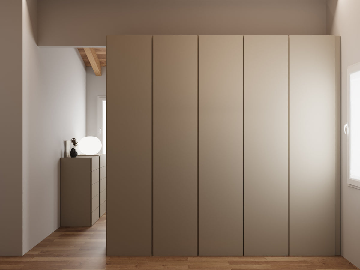 Render della cabina armadio integrata nella suite padronale dietro la parete del letto, con armadiature su misura ad altezza 290cm