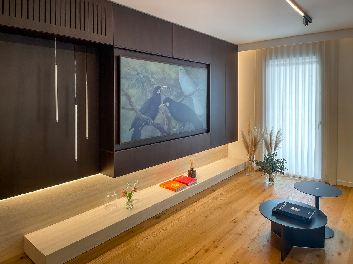 Dettaglio della parete TV in legno scuro con arredi integrati e illuminazione indiretta