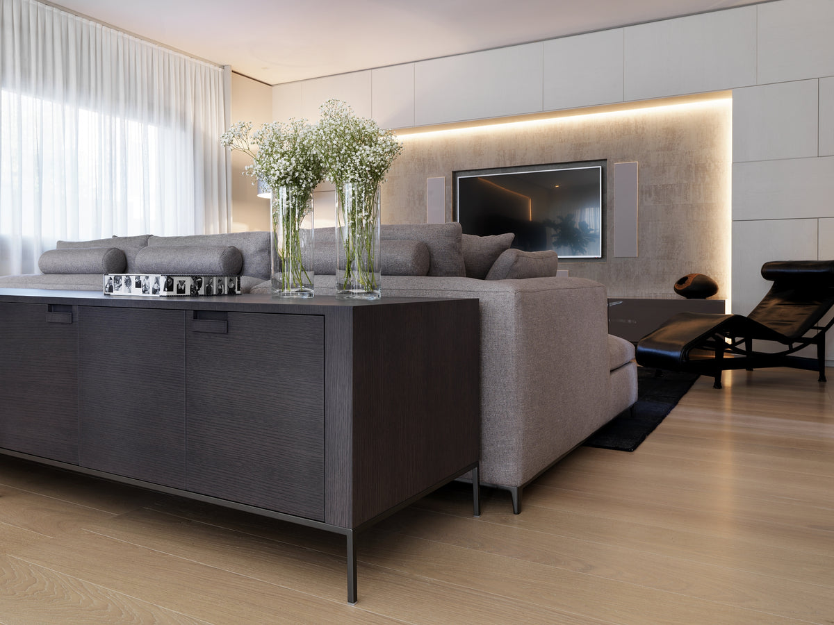 Living contemporaneo con mobile contenitore su misura, divano e chaise longue di design