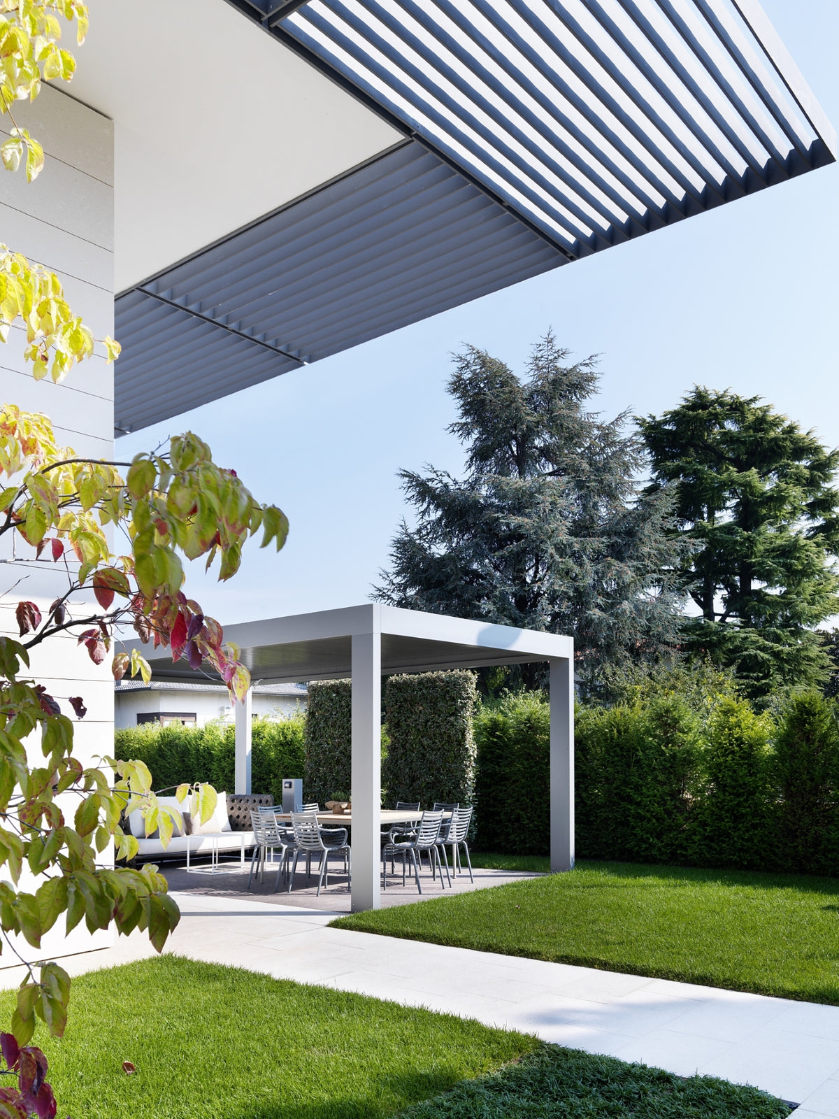Giardino esterno con pergola bioclimatica e area relax outdoor