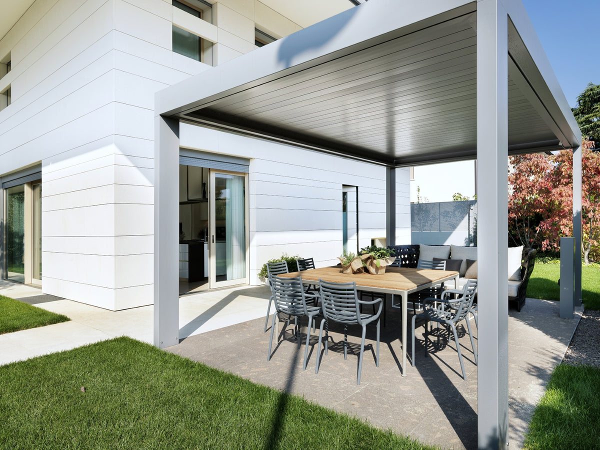 Villa contemporanea con pergola e spazio outdoor attrezzato