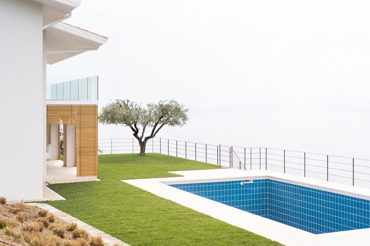 Villa ristrutturata con piscina panoramica e giardino sul Lago di Garda, progetto di interior design su misura a Torri del Benaco