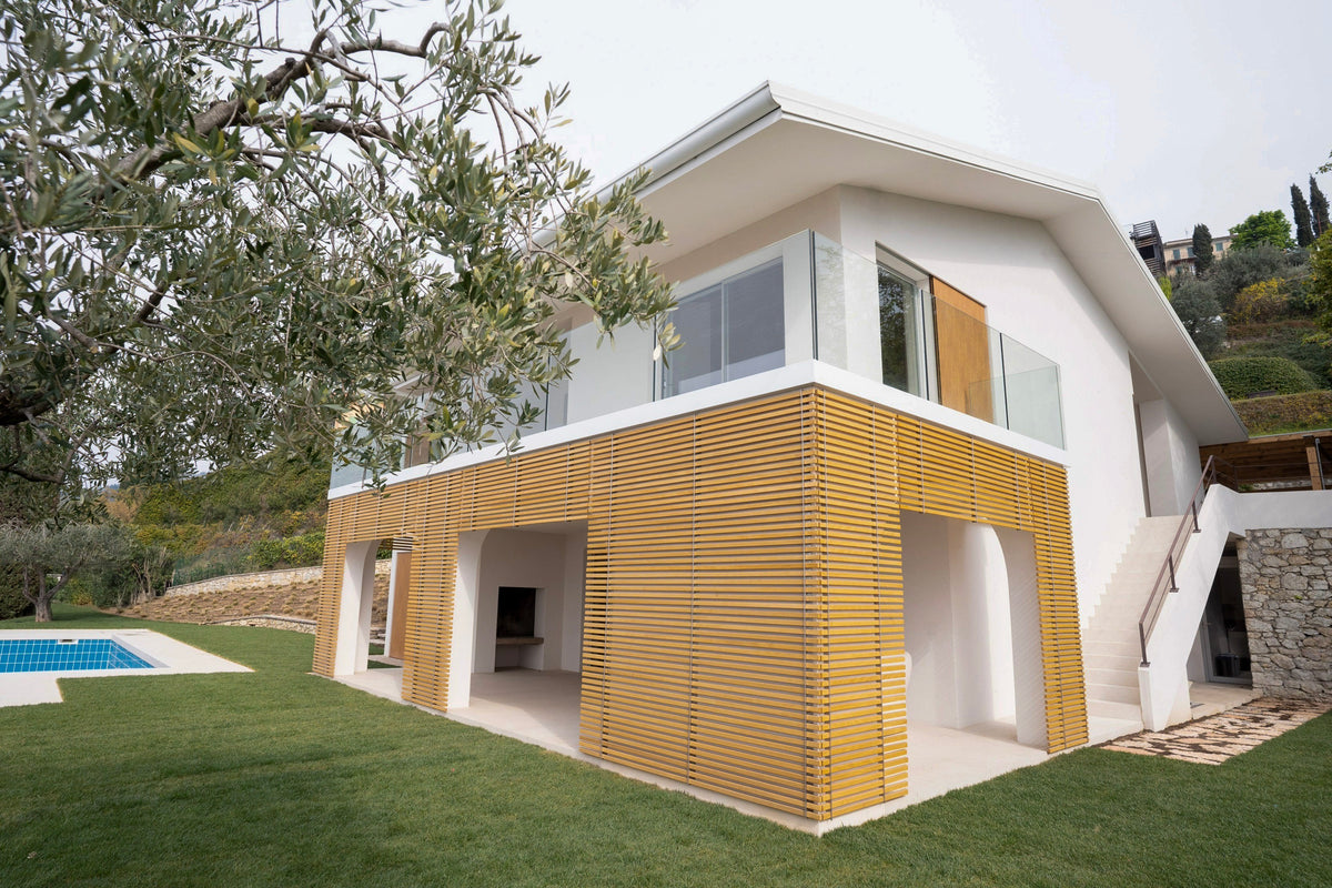 Angolo della villa con rivestimento in legno e portico al piano terra