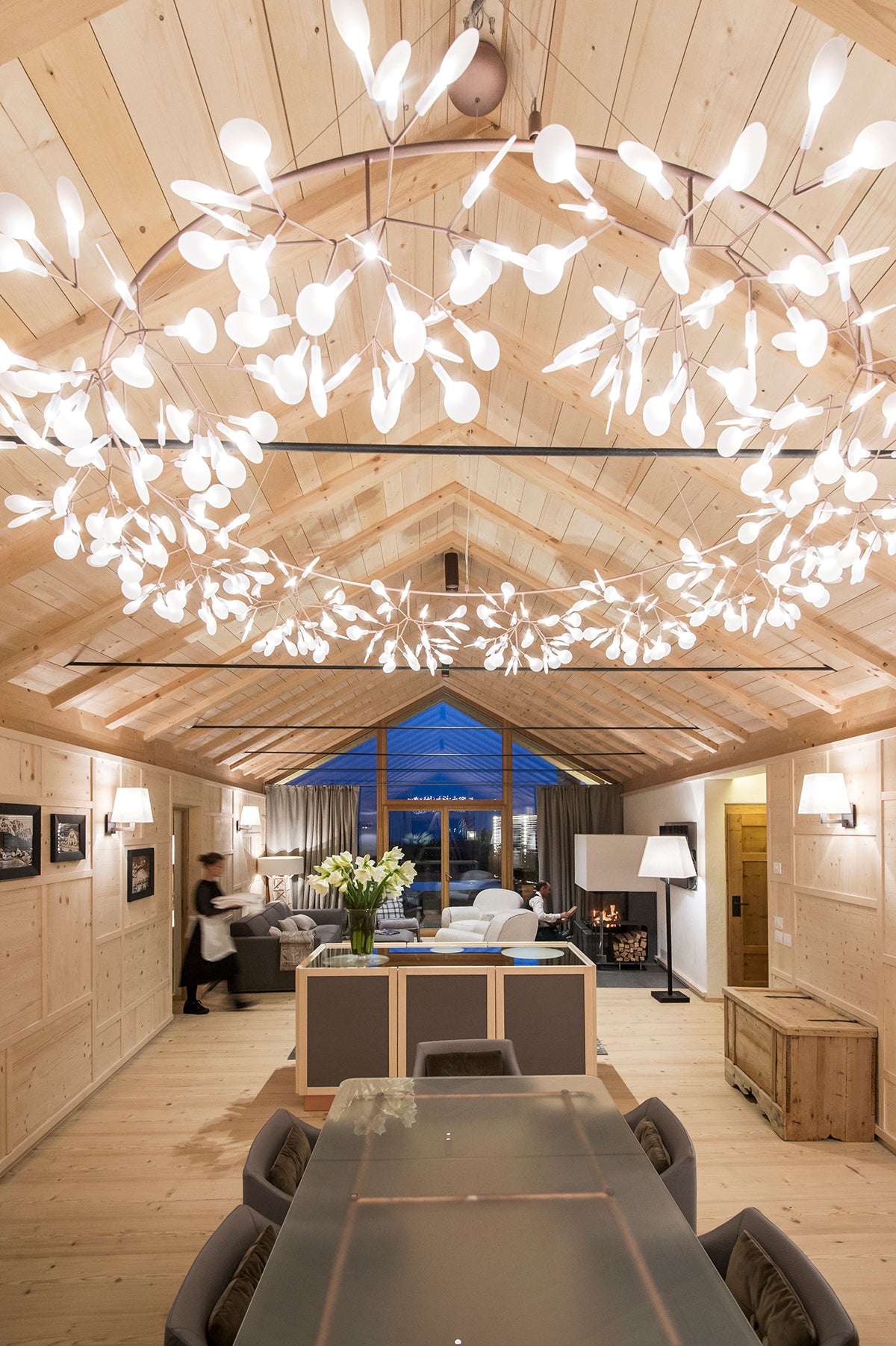Zona giorno dello Chalet Zeno, suite privata di un hotel di lusso con stile alpino contemporaneo e materiali naturali