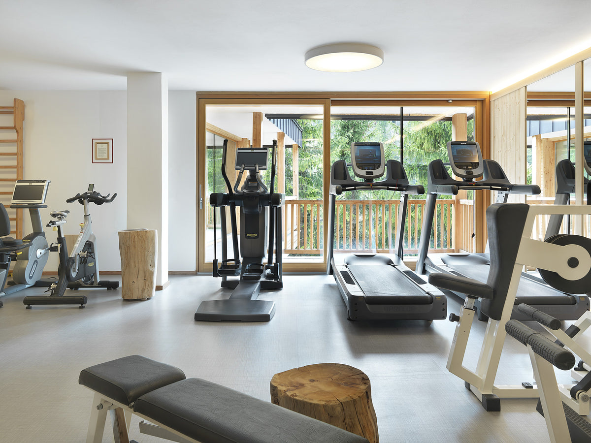 Palestra dell’hotel con area fitness attrezzata e grandi aperture verso l’esterno