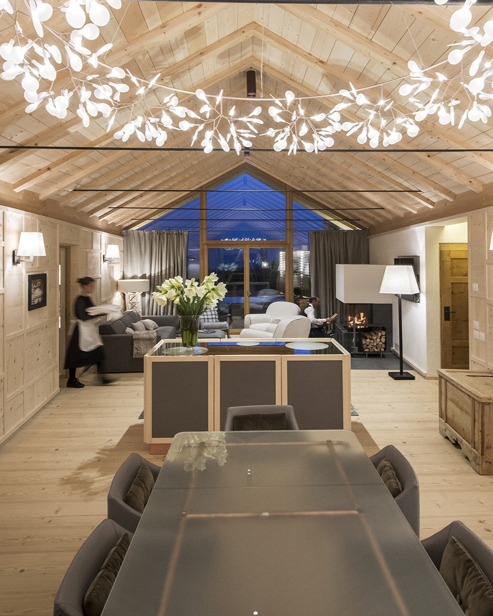 Dettaglio della zona giorno dello Chalet Zeno, suite privata di hotel di lusso con stile alpino contemporaneo e materiali naturali