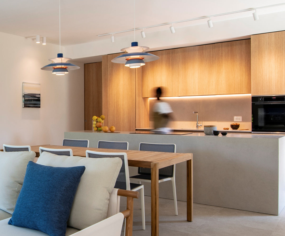 Cucina moderna su misura: materia e continuità in stile nordico
