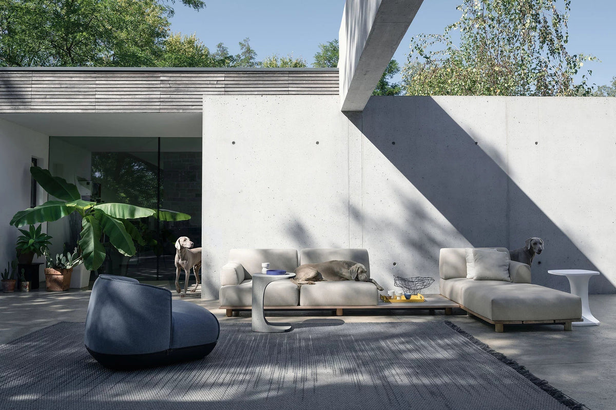Outdoor Cariolato con divano modulare, chaise longue e poltrona in un giardino contemporaneo pensato per momenti di relax all’aria aperta