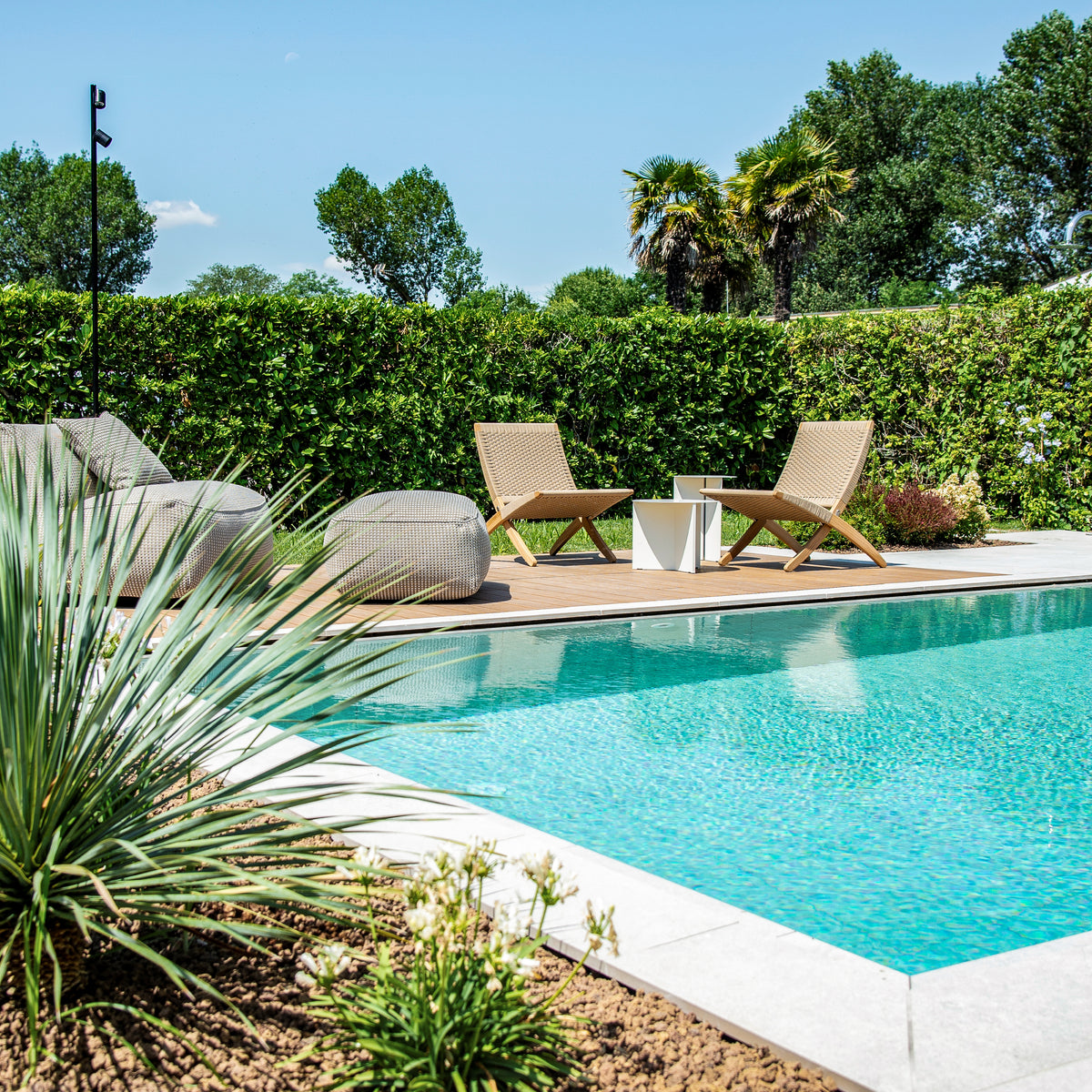 Progetto di ristrutturazione di casa privata anni '70 ad Albarella con piscina, giardino e spazi outdoor arredati