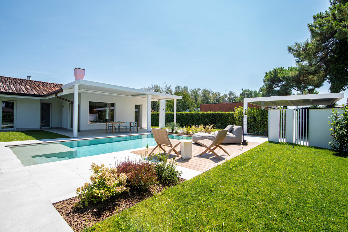Casa ristrutturata con piscina, giardino e zona relax outdoor integrati nel progetto degli esterni