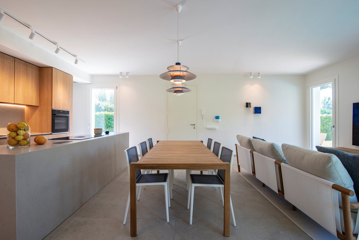 Open space con cucina, zona pranzo e living organizzati in continuità nella ristrutturazione della casa anni ’70