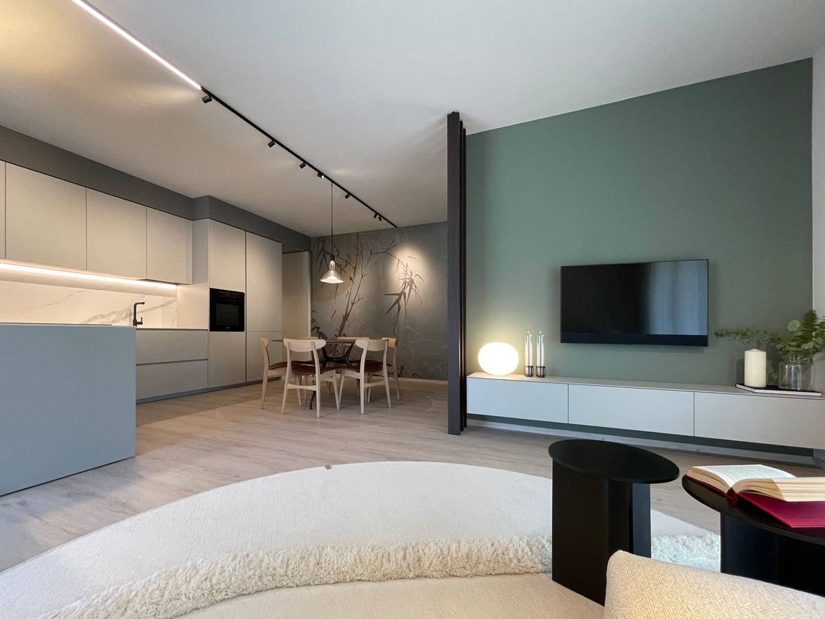 Zona giorno open space di nuova costruzione con cucina su misura, living e parete TV
