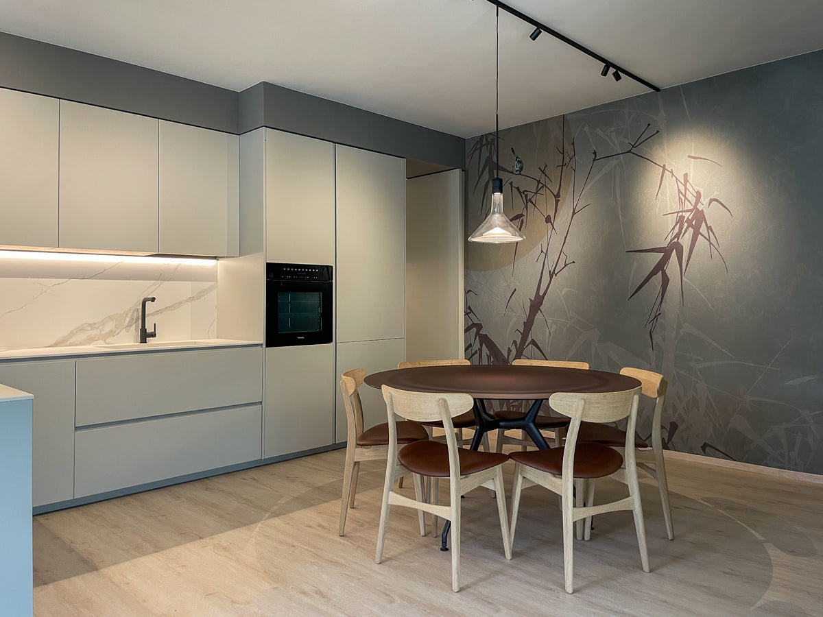 Cucina su misura contemporanea con tavolo da pranzo bordeaux e carta da parati decorativa nei toni del verde desaturato