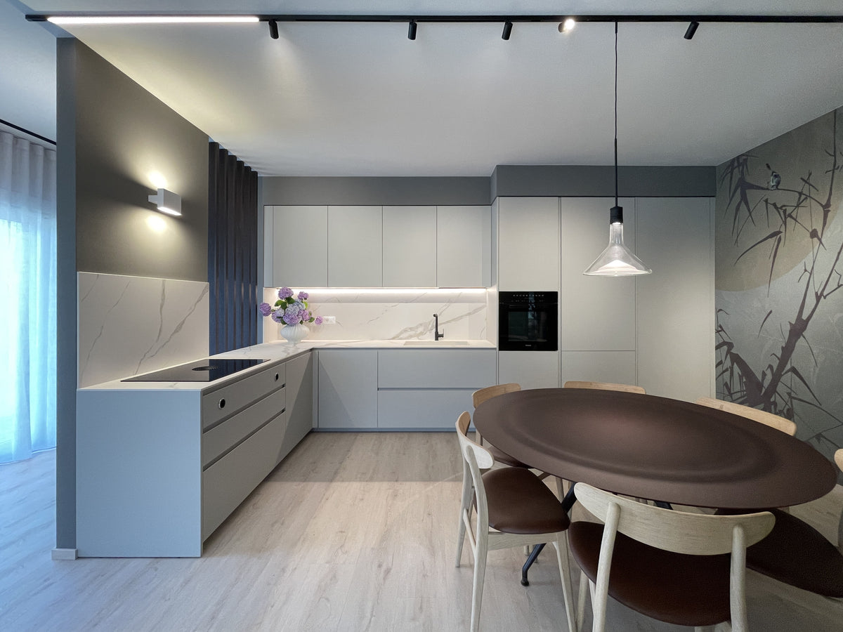 Vista frontale della cucina integrata con tavolo da pranzo, sospensione in vetro e parete decorativa