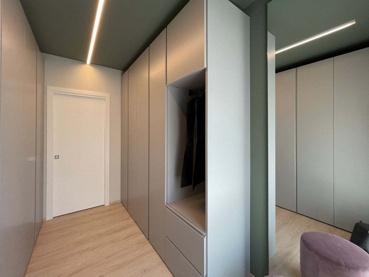 Cabina armadio contemporanea con armadi su misura, specchio a tutta altezza, nicchia guardaroba e illuminazione integrata