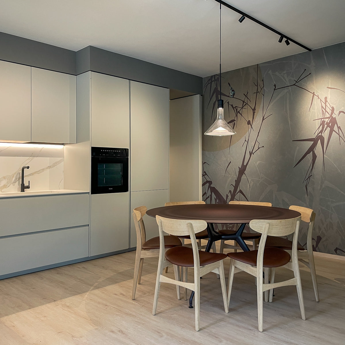 Progetto di interior design per casa privata di nuova costruzione in provincia di Vicenza con cucina su misura e zona pranzo contemporanea con carta da parati decorativa