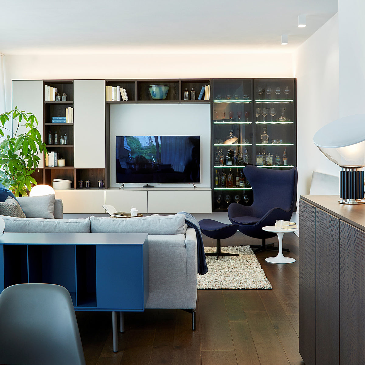 Villa contemporanea con volumi puliti e zona living su misura con parete attrezzata, progetto di interior design a Bolzano Vicentino