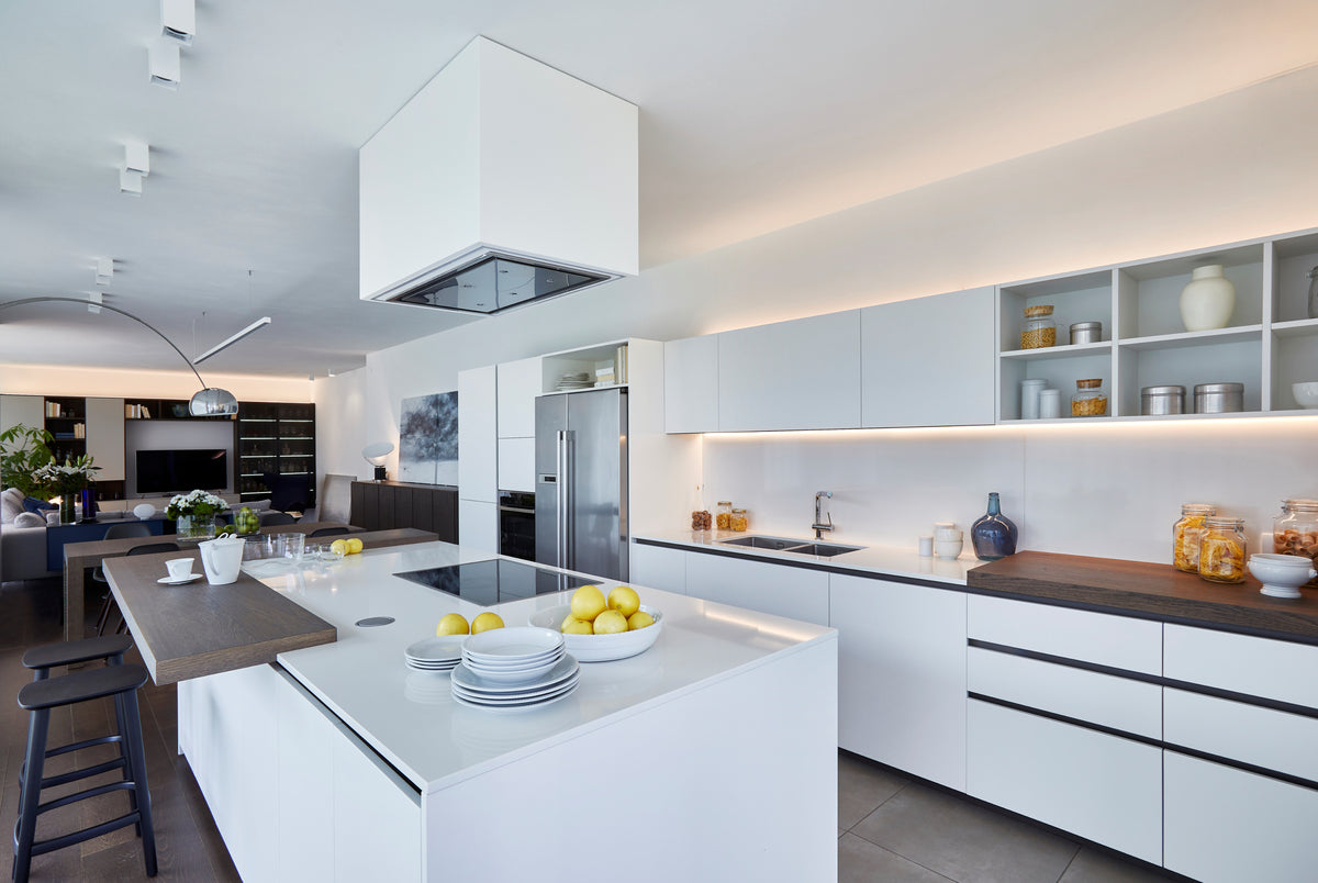 Cucina con isola e piano snack in legno, progettata per collegare cucina, pranzo e living