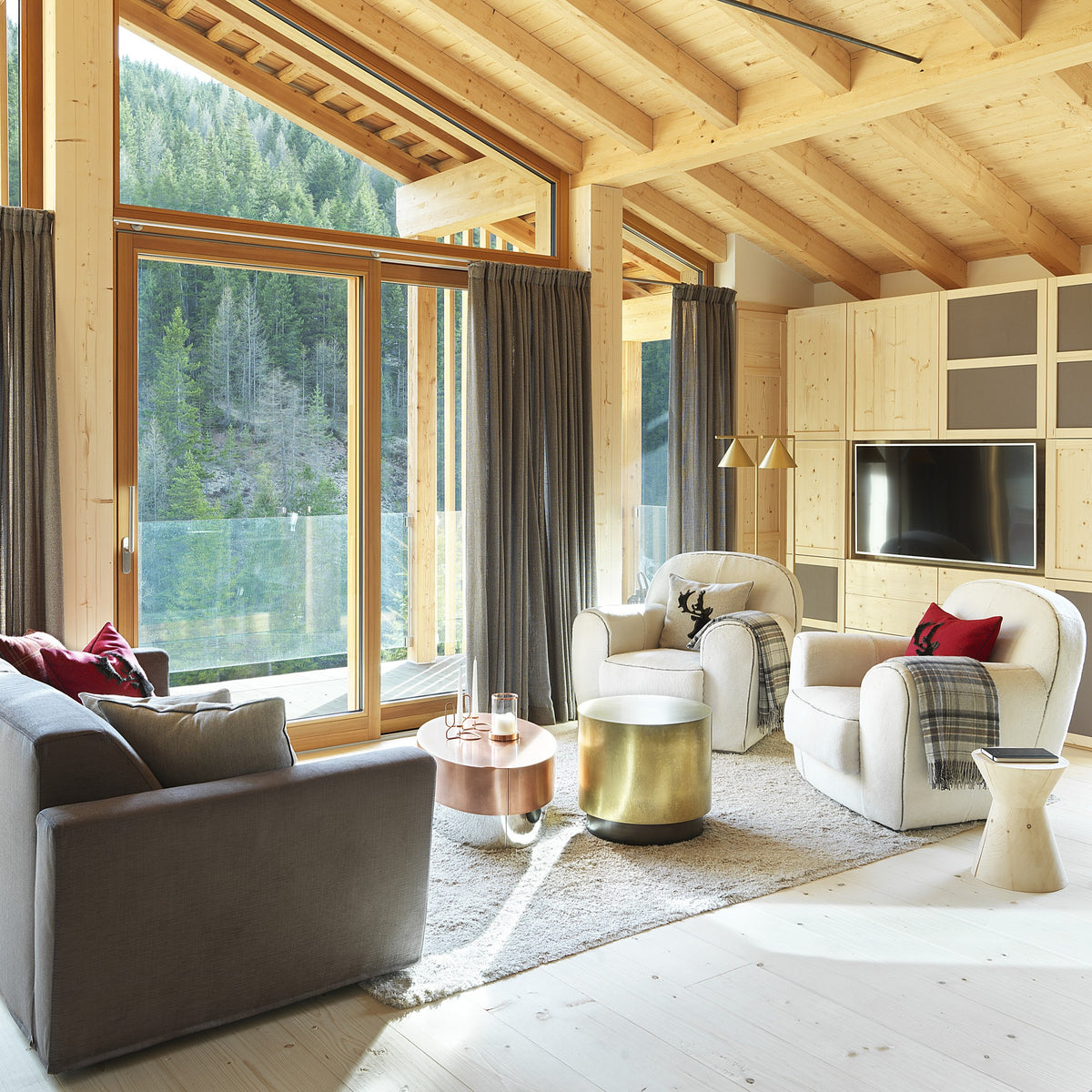 Chalet contemporaneo nelle Dolomiti con arredi in legno e grandi vetrate panoramiche, progetto residenziale su misura