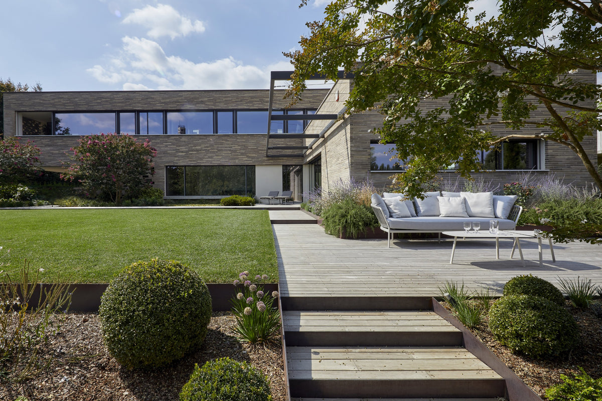 Villa contemporanea con ampie superfici vetrate, progetto residenziale in dialogo con la natura